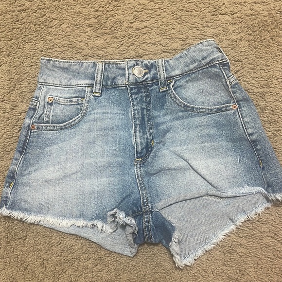 3/$40 Guess jean short shorts size 24 - Picture 1 of 3